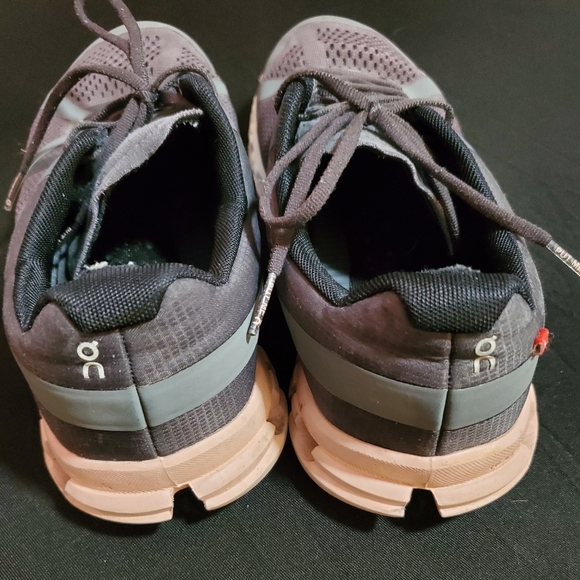 On cloud shoes - Picture 4 of 7